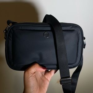 Lululemon cross body camera bag. Black.